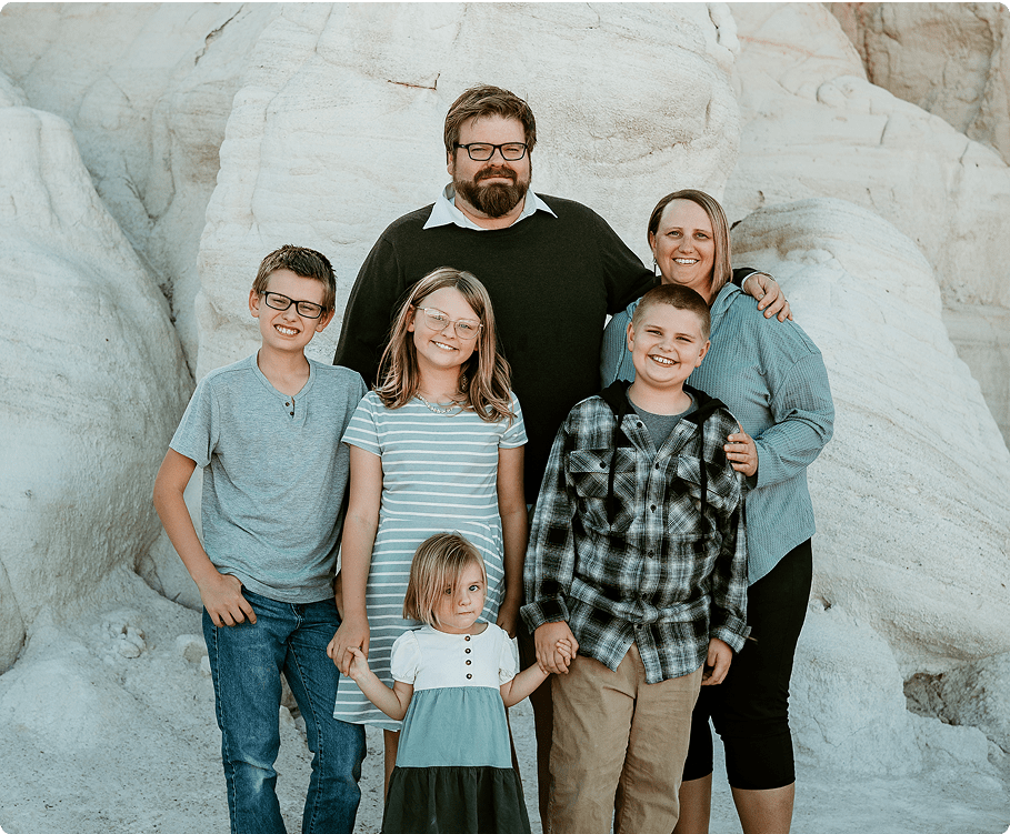 Family portrait with a couple and 4 kids.